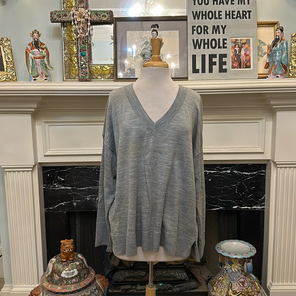 NWT “Banana Republic” light grey v-neck merino sweater